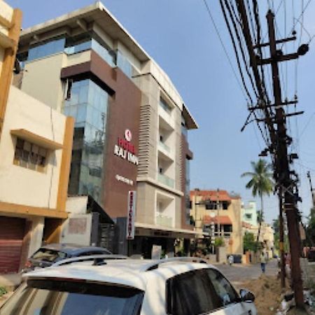 Hotel Raj Inn บูบันเนสชวาร์ ภายนอก รูปภาพ