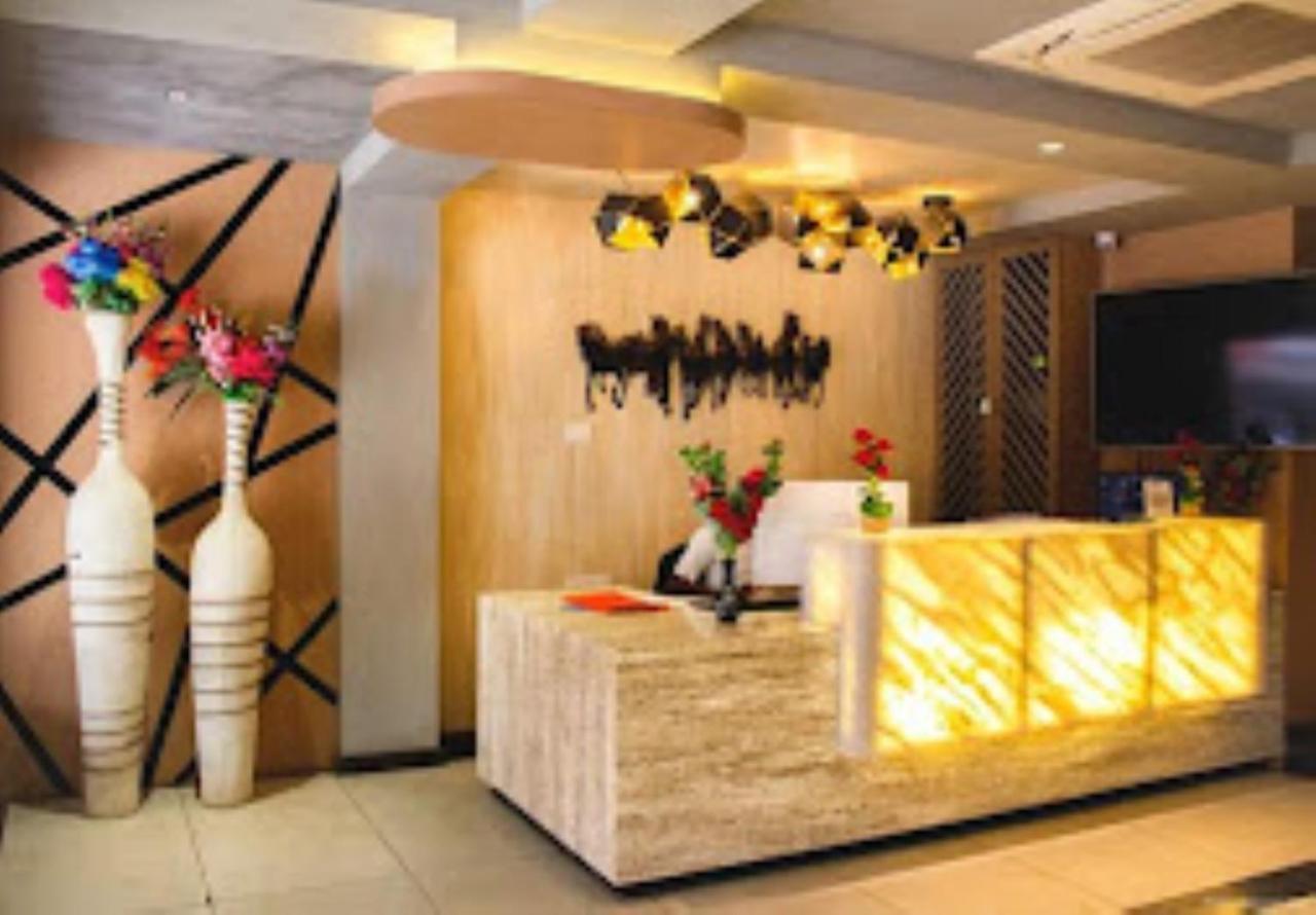 Hotel Raj Inn บูบันเนสชวาร์ ภายนอก รูปภาพ